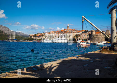 Blick auf den malerischen historischen und befestigten Hafen Stadt Korcula in der Adria Stockfoto