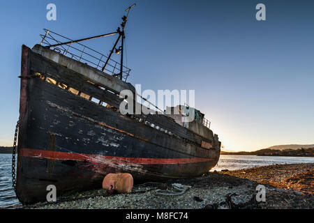 Eine alte verlassene Boot am Ufer des Loch Linnhe, Corpach, nr Fort William, Scottish Highlands Stockfoto