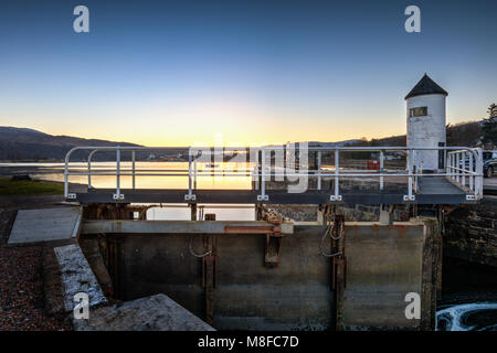 Mit Blick auf den Ausgangspunkt der Caledonian Canal in Corpach, nr Fort William, Scottish Highlands Stockfoto