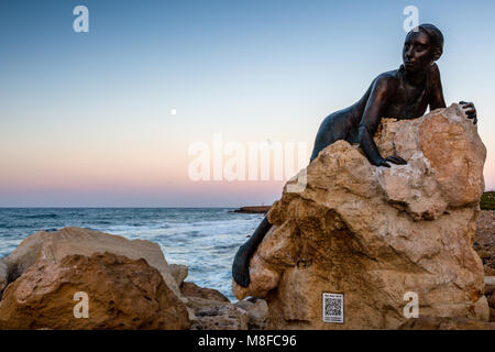 Sol Alter von Yiota Ioannidou, eine Skulptur der jungen Frau, die Aphrodite, Paphos, Zypern, huldigt. Stockfoto