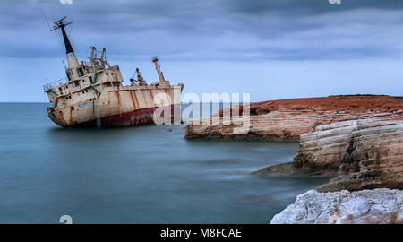 Schiffbruch der Edro III bei Seacaves, einem Gebiet von außergewöhnlicher natürlicher Schönheit in der Nähe von Coral Bay/Peiya, Zypern. Stockfoto