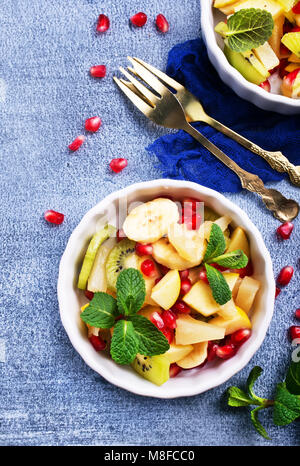 Obstsalat in Schalen auf einem Tisch, Teile der frischen Salat Stockfoto