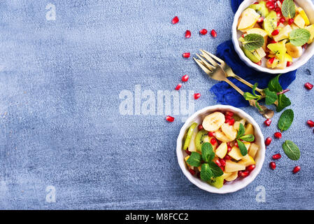 Obstsalat in Schalen auf einem Tisch, Teile der frischen Salat Stockfoto