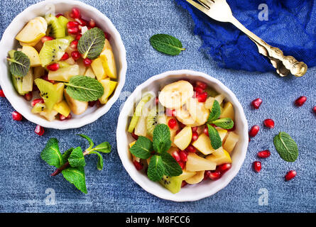 Obstsalat in Schalen auf einem Tisch, Teile der frischen Salat Stockfoto