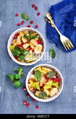 Obstsalat in Schalen auf einem Tisch, Teile der frischen Salat Stockfoto