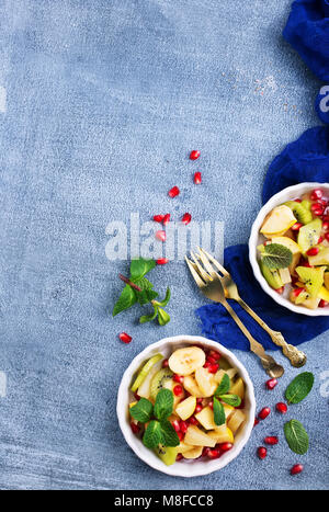 Obstsalat in Schalen auf einem Tisch, Teile der frischen Salat Stockfoto