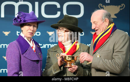 Die Princess Royal präsentiert die Timico Cheltenham Gold Cup zu gewinnen Eigentümer Anne und Garth Besen bei Gold Cup Tag der Cheltenham Festival 2018 in Cheltenham Racecourse. Stockfoto