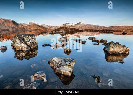 Schneebedeckte Berge rund um Lochan na h-Achlaise, Rannoch Moor Argyll und Bute Scottish Highlands UK Stockfoto