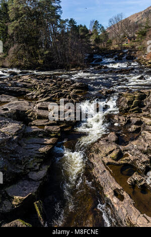 Die wunderschönen Wasserfälle von Dochart laufen durch die kleine Stadt von Killin, Loch Lomond und der Trossachs National Park, Schottland. Stockfoto