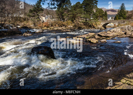 Die wunderschönen Wasserfälle von Dochart laufen durch die kleine Stadt von Killin, Loch Lomond und der Trossachs National Park, Schottland. Stockfoto