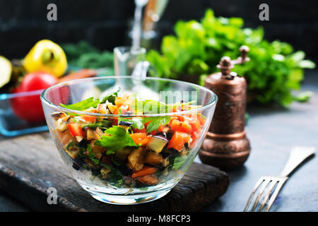 Gebratenen Auberginen und Paprika, Gemüse in Glasschale Stockfoto