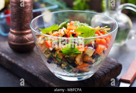 Gebratenen Auberginen und Paprika, Gemüse in Glasschale Stockfoto