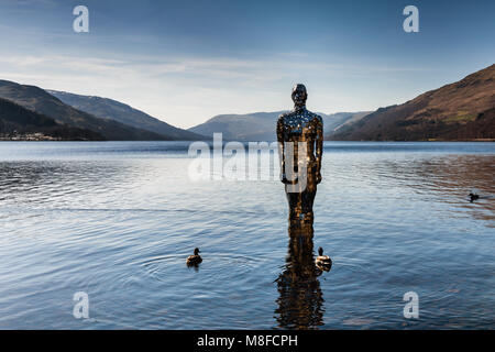 Die Option 'Spiegeln', St Fillans, Perthshire. "Noch" Skulptur am Loch Earn von Rob Mulholland. Stockfoto