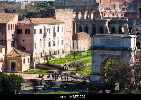 Triumphbogen des Konstantin und das Kolosseum vom Palatin, Rom, Italien gesehen. Stockfoto