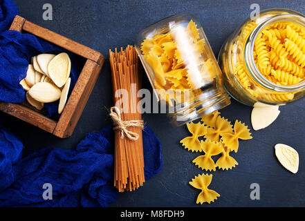 Verschiedene Arten von Pasta, rohe Nudeln auf einem Tisch Stockfoto