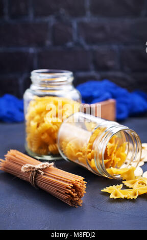 Verschiedene Arten von Pasta, rohe Nudeln auf einem Tisch Stockfoto