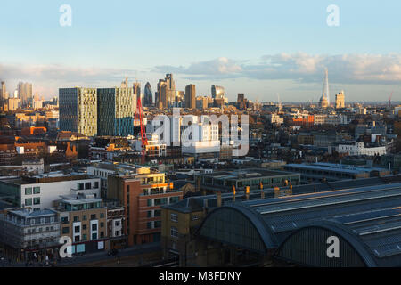 Hohe Aussichtspunkt der Stadt London von King's Cross auf einem klaren sonnigen Abend im März 2018 Stockfoto