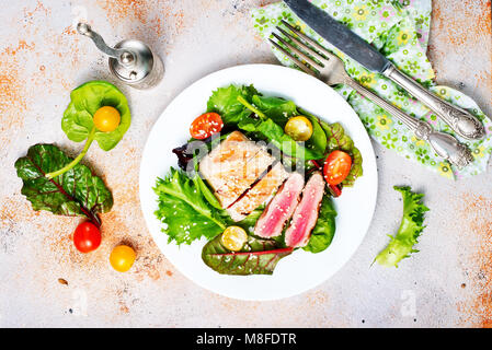 Salat mit gebratenen Thunfisch, frischer Salat mit Fisch Stockfoto