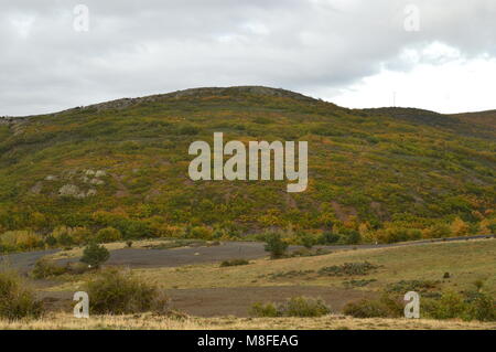 Wunderschöne Bergkette und das Feld von Segovia. Landschaften Urlaub Reisen Oktober 21, 2017. Corbera Segovia Castilla Leon, Spanien. Stockfoto