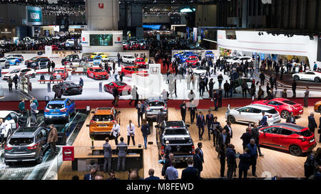 Genf, Schweiz - Mar 7, 2018: Besucher und Autos auf dem 88. Internationalen Automobilsalon in Genf. Stockfoto