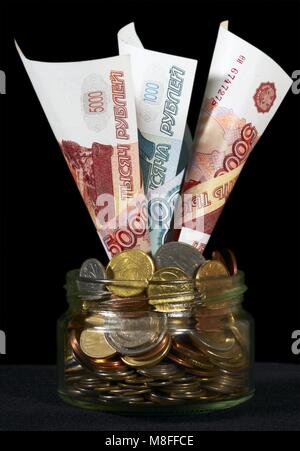 US-Dollar in ein Glas kann mit Münzen gefüllt Stockfoto