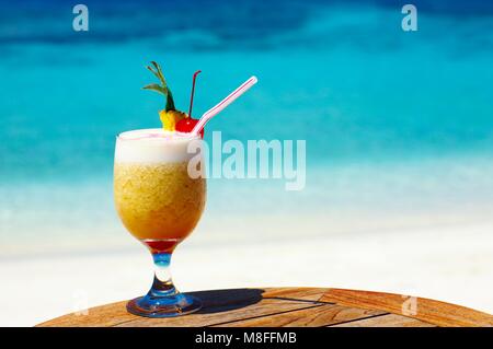 Bogen von fruchtigen Cocktail am Strand Tabelle Stockfoto