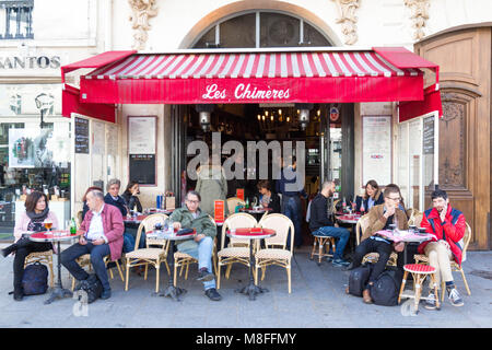 Paris, France-March 11,2018: Das Café Les Chimeres in einer belebten Ecke des Place de Saint Paul in Paris, Frankreich. Stockfoto