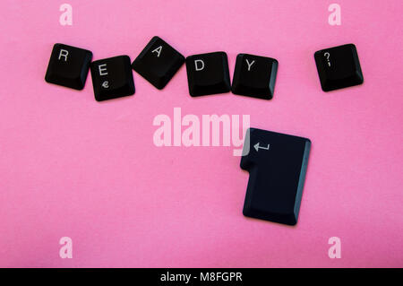 Schwarzen Tasten der Tastatur eines Computers bilden die Phrase 'Ready?' und ein großer auf rosa Hintergrund ein. Begriff des Seins mit Freien vorbereitet. Stockfoto