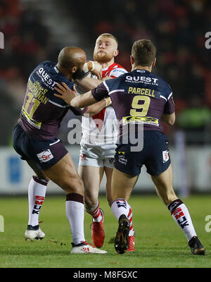 St. Helens' Luke Thompson ist von Leeds Rhinos Jamie Jones-Buchanan (links) und Matt Parcell (rechts) während der Betfred Super League Match an der völlig Gottlosen Stadion, St Helens angegangen. Stockfoto