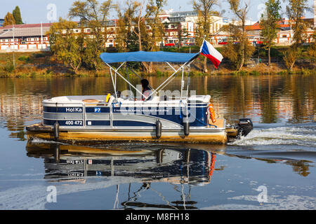 Prag - 1. Oktober: Fähre Fei Ka bringt Passagiere von Stadtteil zu Stadtteil Karlin Holesovice am 1. Oktober 2017 auf der Moldau. Stockfoto