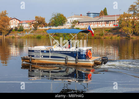 Prag - 1. Oktober: Fähre Fei Ka bringt Passagiere von Stadtteil zu Stadtteil Karlin Holesovice am 1. Oktober 2017 in der Moldau, in der Tschechischen Republik. Stockfoto