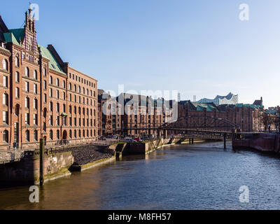 Hamburg, Deutschland - 21 April, 2016: Blick von der Brücke an der Alten Speicherstadt und Elbphilharmonic Halle in Hamburg bei schönem Wetter. Stockfoto