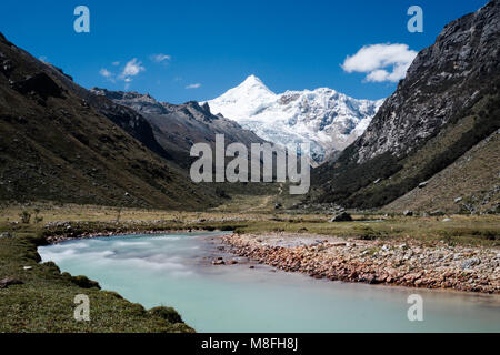 Herrliche Berge mit schneebedeckten Gipfeln und einem türkisfarbenen mountain river hoch oben in der Cordillera Blanca der Anden in Peru Stockfoto