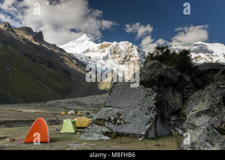 Schöne Tal in den Anden in Peru mit base camp und viele Zelte im Vordergrund. Stockfoto