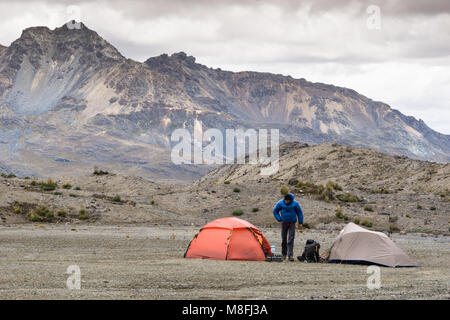 Männliche Bergsteiger an einem entfernten base camp in der Cordillera Blanca in Peru auf einem Berg klettern Expedition Stockfoto