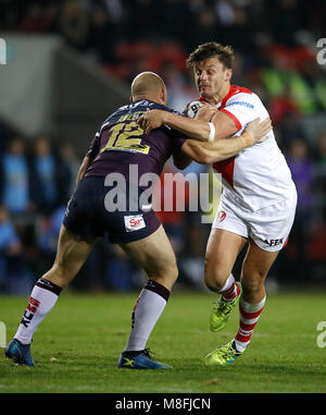 St. Helens' Jon Wilkin in Angriff von Leeds Rhinos Carl Ablett, während der Betfred Super League Match an der völlig Gottlosen Stadion, St Helens. Stockfoto