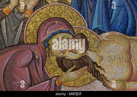 Auszug aus einem Wandmosaik Darstellung Jesu Christi Leib vorbereitet nach seinem Tod gegenüber den Stein des Anointing.inside der Kirche des Heiligen Grabes in der Christian Quarter Altstadt Ost-Jerusalem Israel Stockfoto