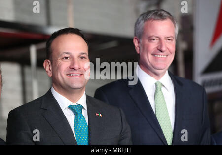 Taoiseach Leo Varadkar wird durch New York Bürgermeister Bill De Blasio kam als er verkündet, $ 2,52 m zusätzliche Irische Regierung die Finanzierung für die Irish Arts Center in Höllen Küche in New York. Stockfoto