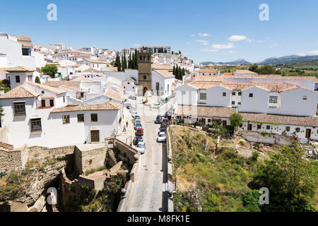 RONDA, SPANIEN - Mai 2017: Blick über die Altstadt von Ronda und Viejo Brücke, mit Blick auf die weissen Häuser und Canyon Stockfoto