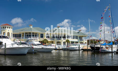 Yachten angedockt am Neapel Yachtcharter und Segeln club, Naples, Florida, USA Stockfoto