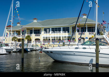 Yachten angedockt am Neapel Yachtcharter und Segeln club, Naples, Florida, USA Stockfoto