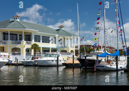 Yachten angedockt am Neapel Yachtcharter und Segeln club, Naples, Florida, USA Stockfoto