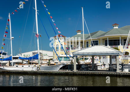 Yachten angedockt am Neapel Yachtcharter und Segeln club, Naples, Florida, USA Stockfoto