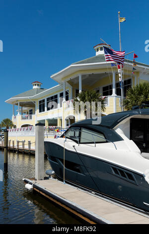 Yachten angedockt am Neapel Yachtcharter und Segeln club, Naples, Florida, USA Stockfoto