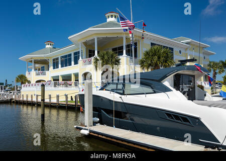 Yachten angedockt am Neapel Yachtcharter und Segeln club, Naples, Florida, USA Stockfoto