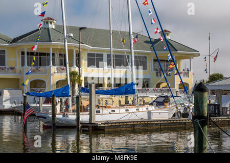 Yachten angedockt am Neapel Segeln und Yacht Club, Naples, Florida, USA Stockfoto