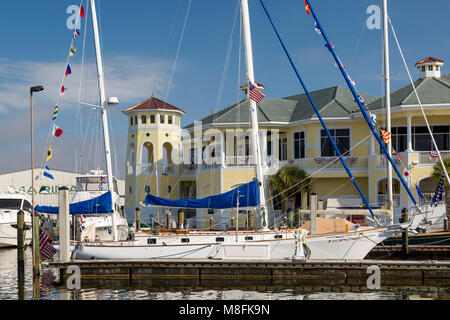 Yachten angedockt am Neapel Segeln und Yacht Club, Naples, Florida, USA Stockfoto