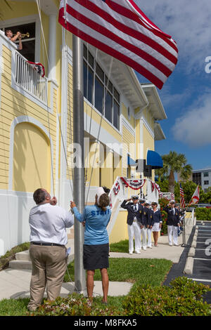 Flagge Anhebung in Neapel Segeln und Yacht Club, Flotte Überprüfung und Inbetriebnahme Zeremonie, Naples, Florida, USA Stockfoto