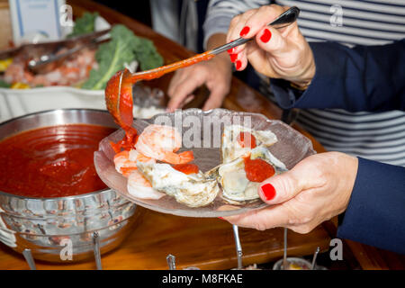 Frau Rückenstütze Seafood zu Yacht Club brunch, Naples, Florida, USA Stockfoto