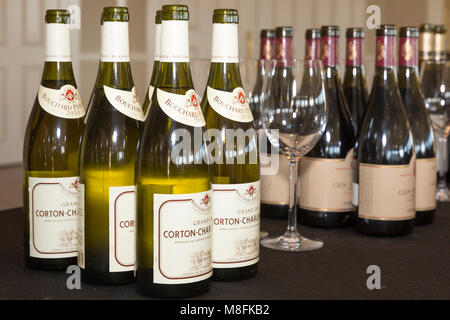 Französischer Wein Flaschen bereit für Confrerie des Chevaliers du Tastevin - Wine Club Veranstaltung in Bay Colony, Naples, Florida, USA Stockfoto